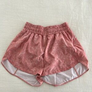 Lululemon Track that short mid rise lined short 5” sz 8